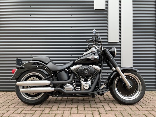 Deze Harley Davidson Night Rod special custom is voorzien van custom paint Battleship Galactica grey Vance Hines uitlaat Bodykit en 260 achterband. Meer weten over deze Night Rod special custom Vul on...